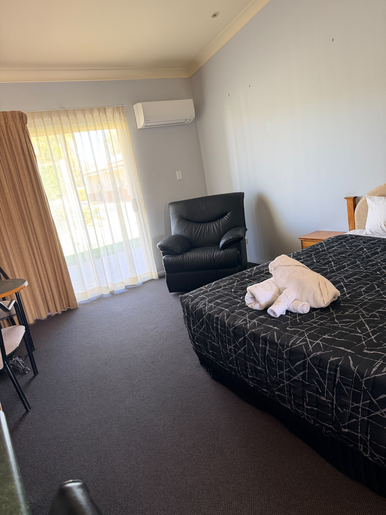 standard queen room Image