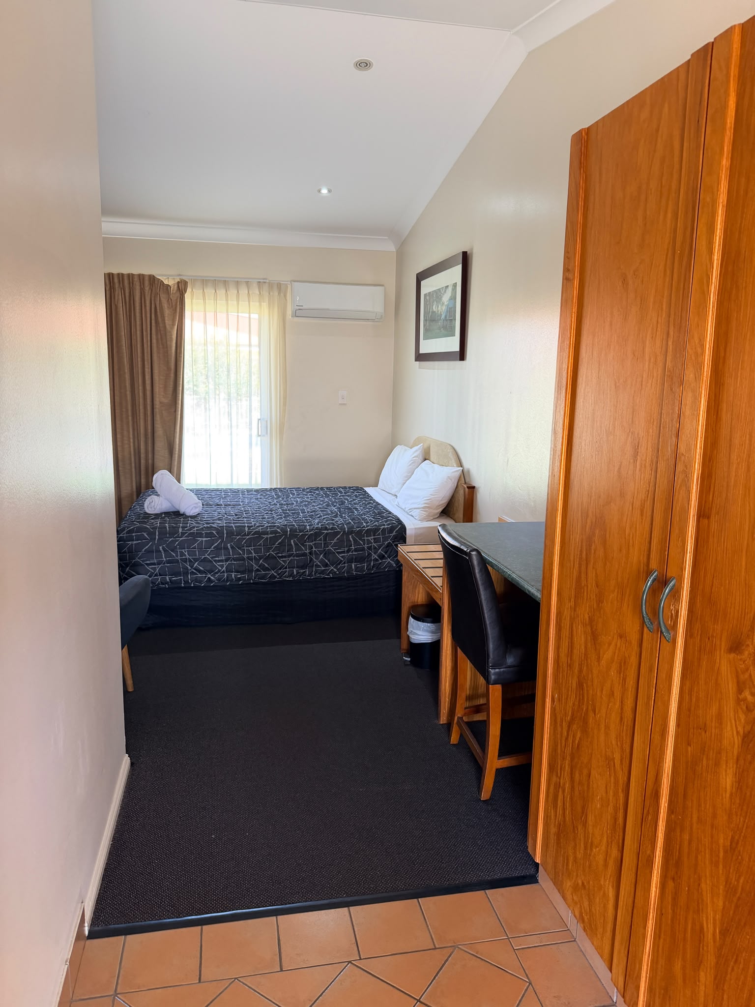standard queen room Image
