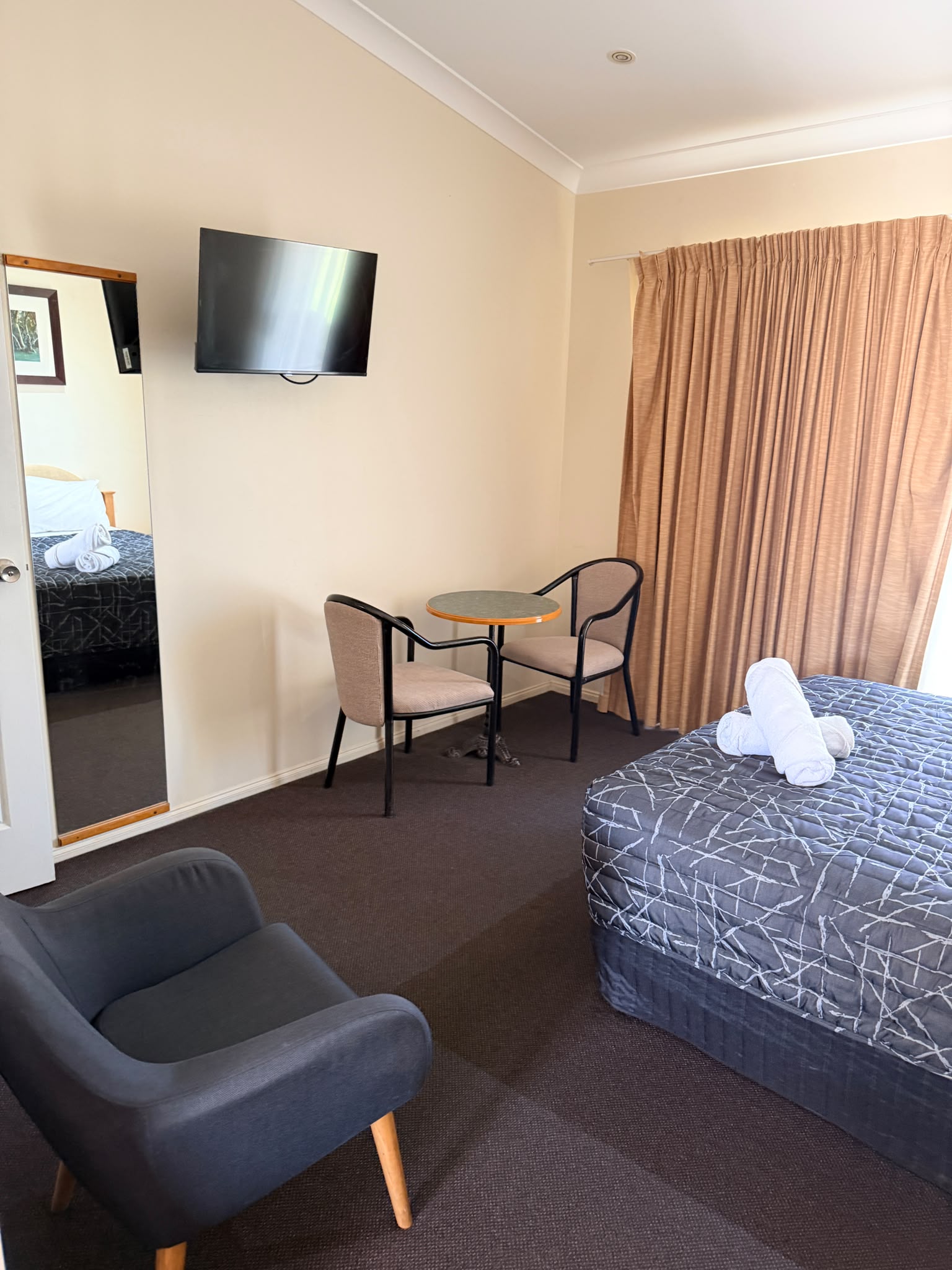 standard queen room Image