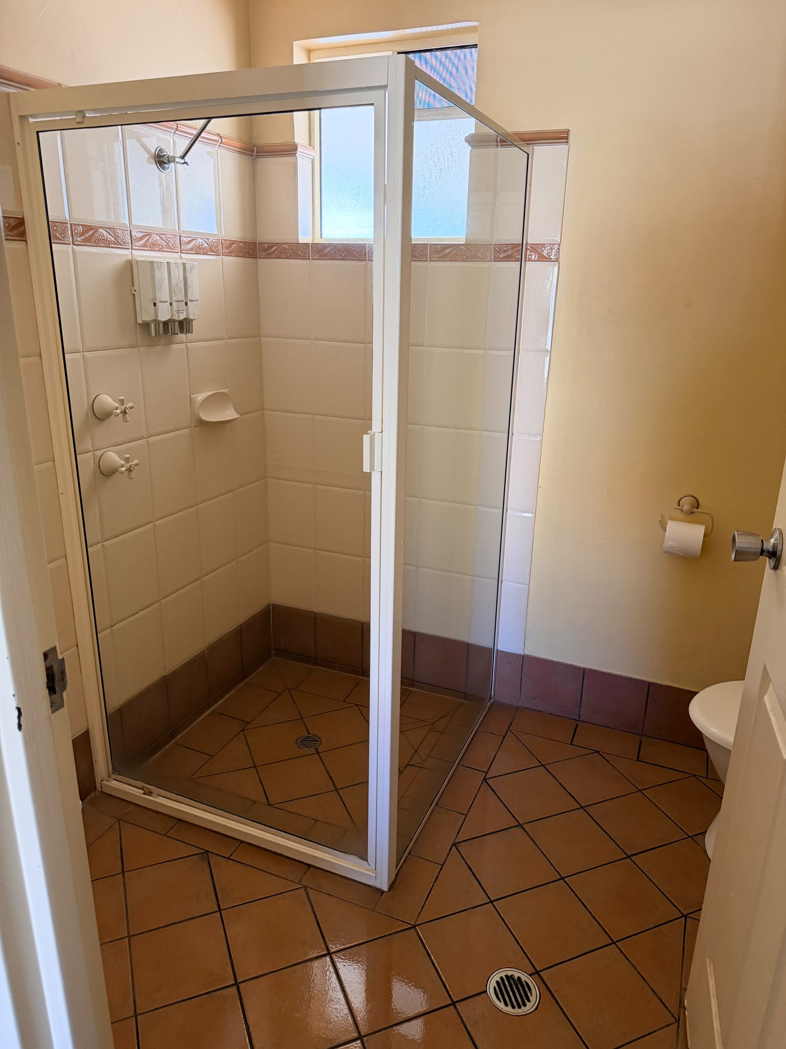 standard queen room Image